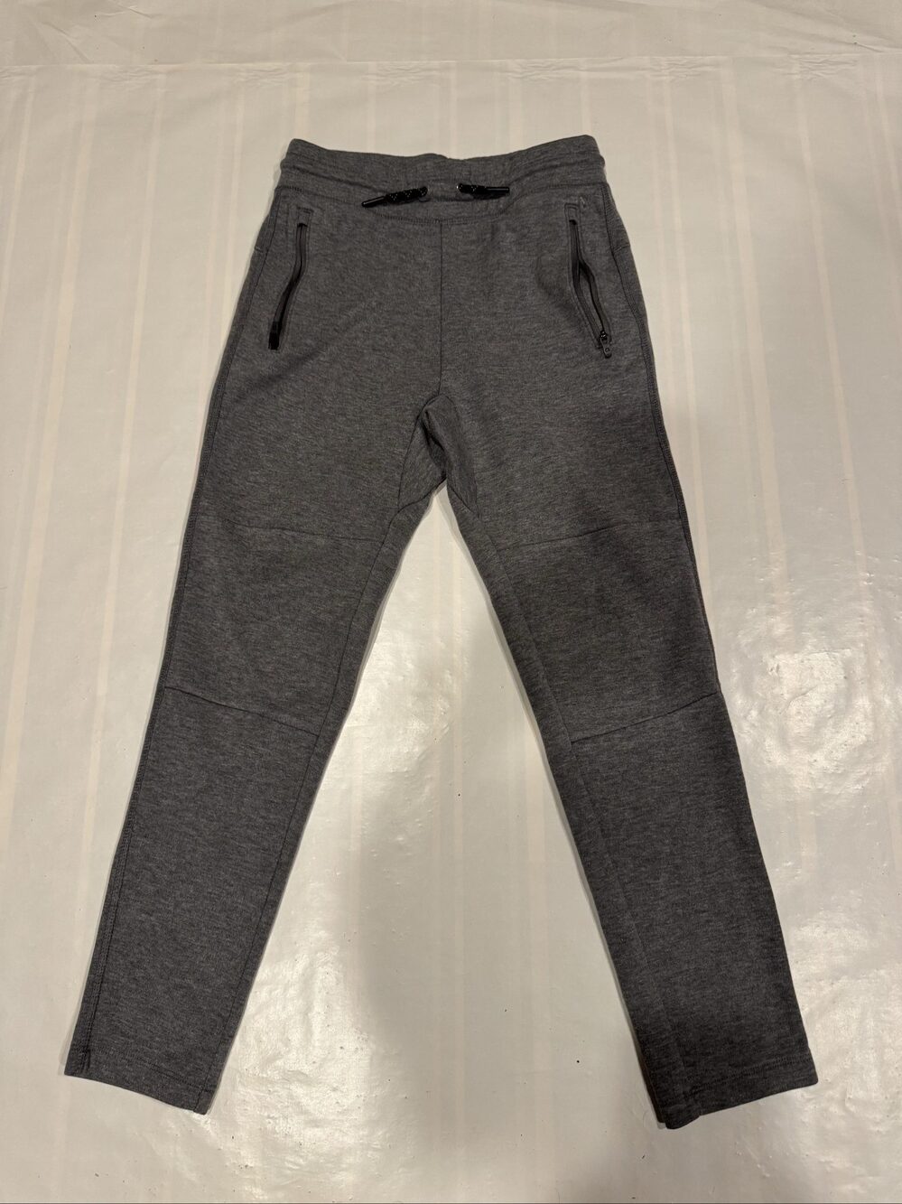 Boysā GapFit Tech Fleece Jogger Pants ā Gray ā Large (10)